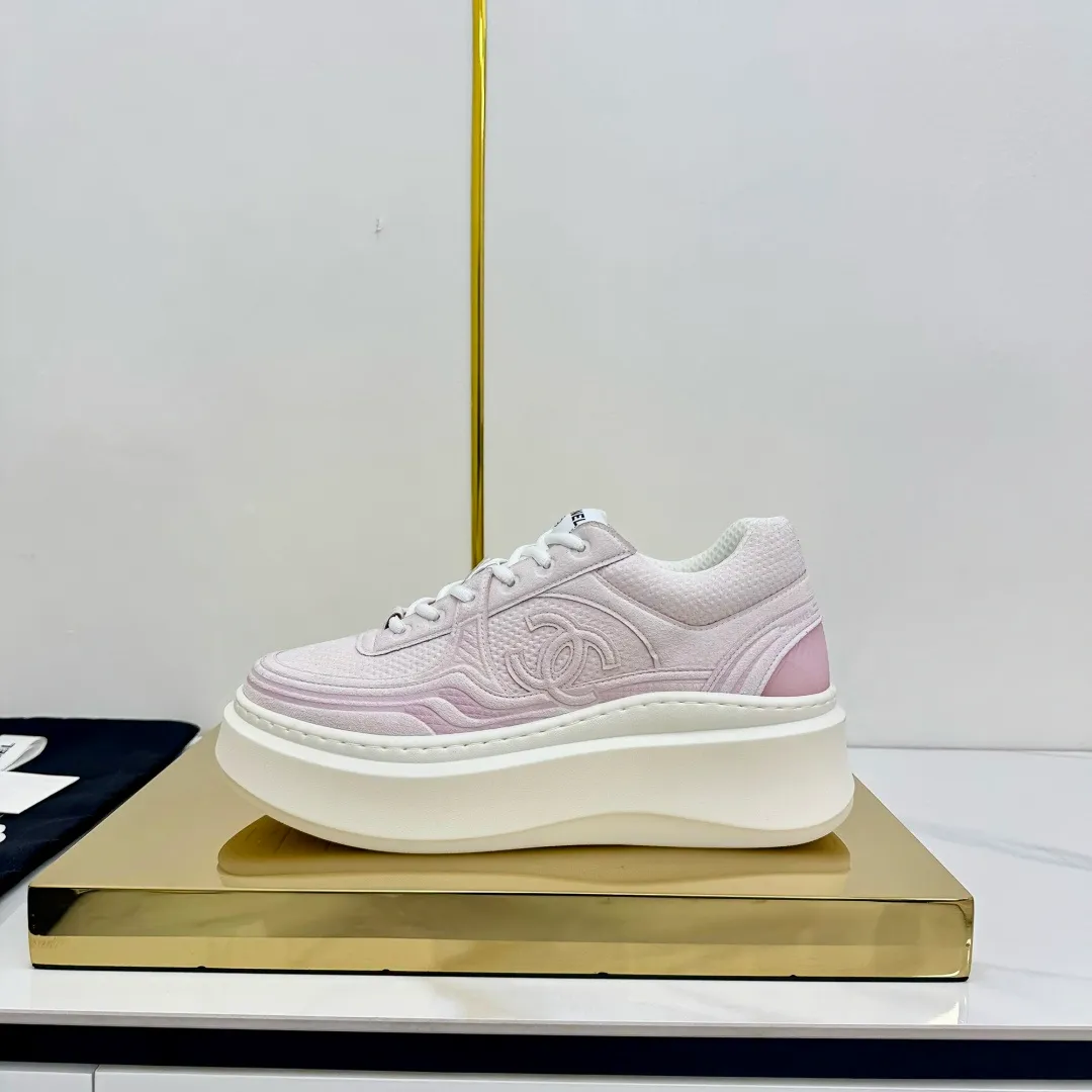 👟👟Ex-factory price 680👟👟 Upgraded version, upgraded version, upgraded version! No rebuttal accepted! ! ! ! Chanel Chanel panda shoes! 2025 counter's top casual sports shoes. This classic design; the upper is electro-embroidered with a variety of techniques; the outsole is fashionable and sporty; the unusual inclusion of a variety of color matching elements... The diversified mix and match is very good-looking and versatile, and can be used for leisure, fashion, sports, and outdoor... ꫛꫀꪝ Go➫ Materials: ❶Upper made of: original imported first-layer silk cowhide + original waterproof cloth + original first-layer cowhide ❷Inner lining: Original Yangli+Net ❸Outsole based on: Original TPU combination outsole Counter boutique packaging complete set for women 35–41 👉 👉 👉 👉 👉 👉 👉